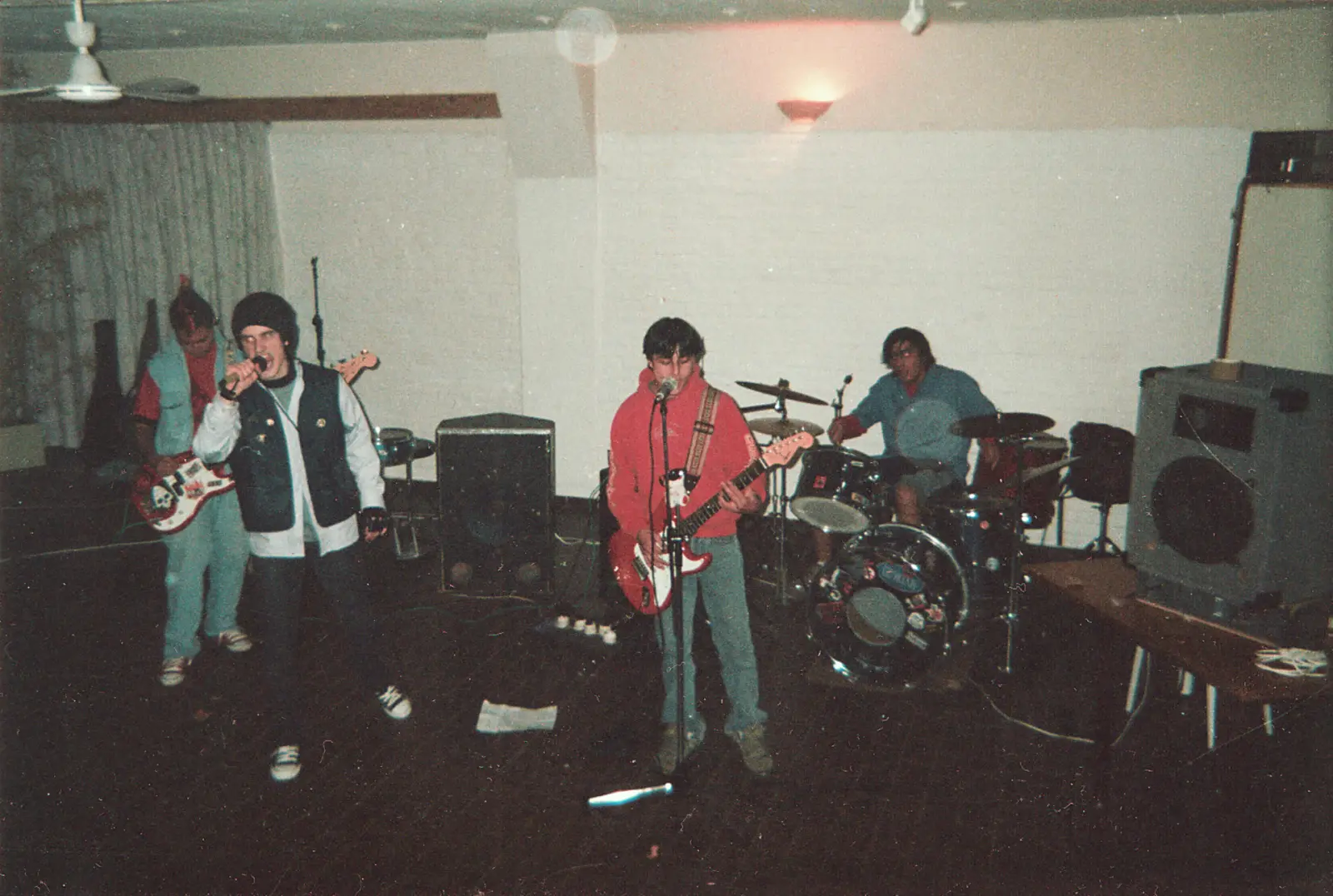 Infanto-Juvenil en su debut en La Fontana del Argentino Hotel, Piriápolis, 10 de agosto de 2003. De izquierda a derecha: Enret, Andy, Marcos y Oscar.